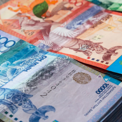 Нацбанк сделал заявление о сроках использования старых купюр номиналом 10 тыс. тенге