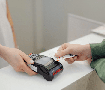 Как избежать блокировки карты за границей: советы БЦК