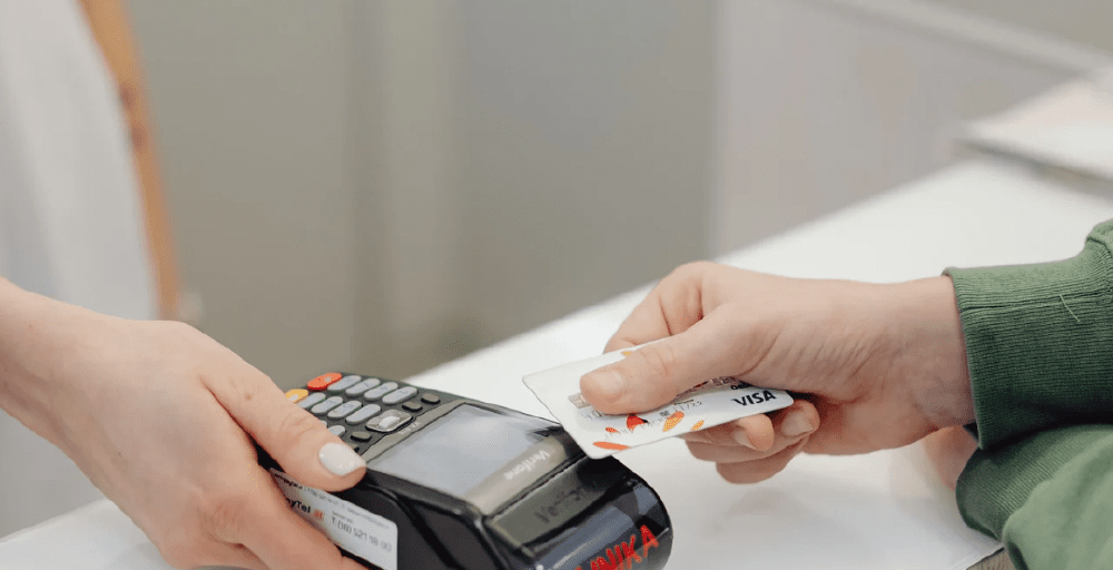 Как избежать блокировки карты за границей: советы БЦК