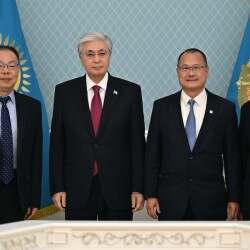 Президент Sunwah Group корпорациясының төрағасымен кездесті