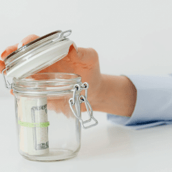 Казахстанцам рассказали, как вернуть депозит, если банк ликвидировали