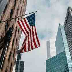 АҚШ-та барлық импортқа 10% мөлшерінде жаһандық баж салығы күшіне енді