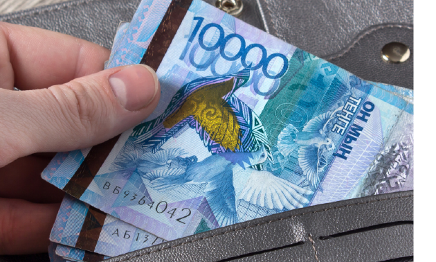 Нацбанк продлит срок использования старых банкнот 10 тысяч тенге