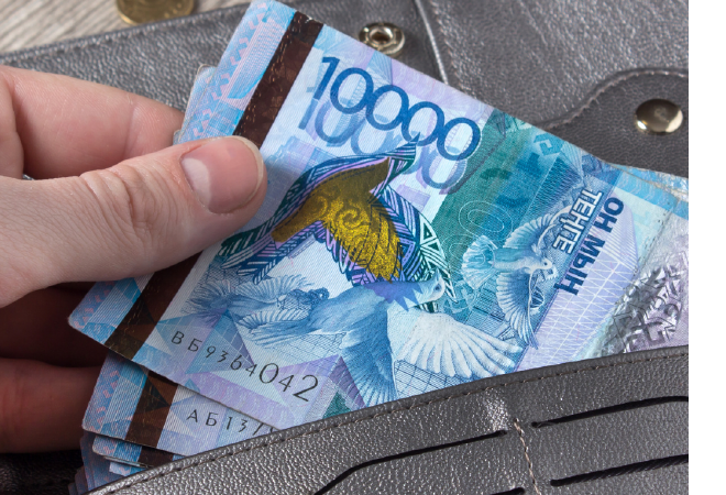Нацбанк продлит срок использования старых банкнот 10 тысяч тенге