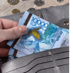 Нацбанк продлит срок использования старых банкнот 10 тысяч тенге