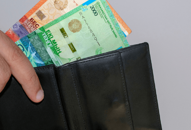 Минимальную зарплату в Казахстане пересчитают по стандартам МОТ: названы сроки