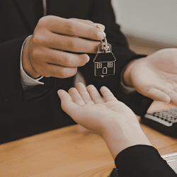 Можно ли теперь не выселять арендаторов? Эксперт разъяснила нормы новой Конституции