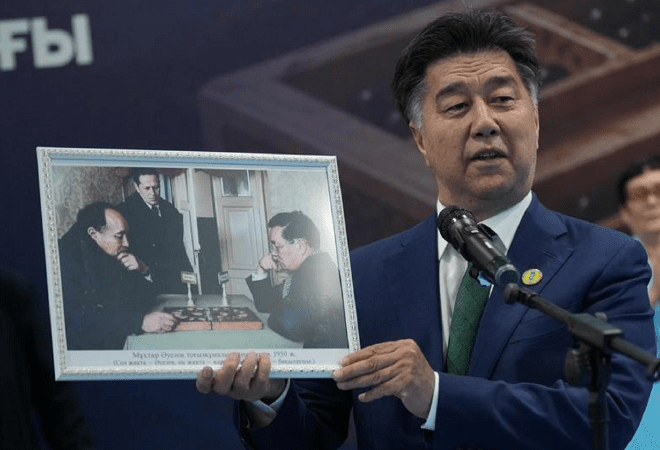 Мұхтар Әуезовтің тоғызқұмалақ ойнап отырған фотосы табылды
