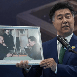 Мұхтар Әуезовтің тоғызқұмалақ ойнап отырған фотосы табылды