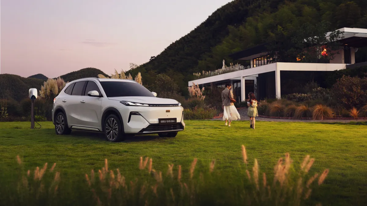 Geely сатылымы бір жылда 50 пайызға төмендеді