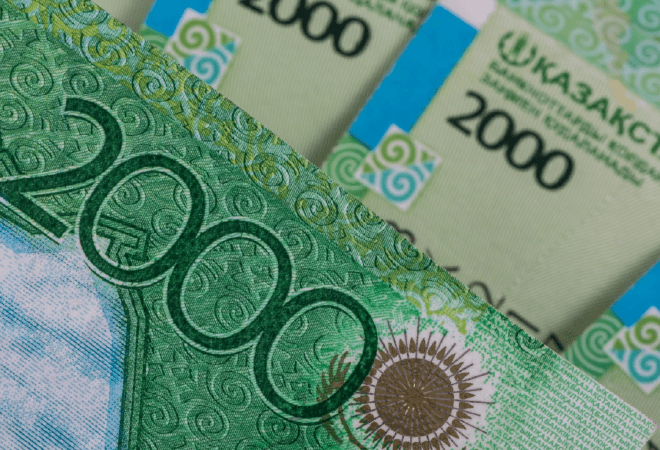 В Казахстане завершается период обращения старых банкнот 2000 тенге
