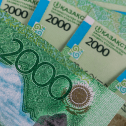 В Казахстане завершается период обращения старых банкнот 2000 тенге
