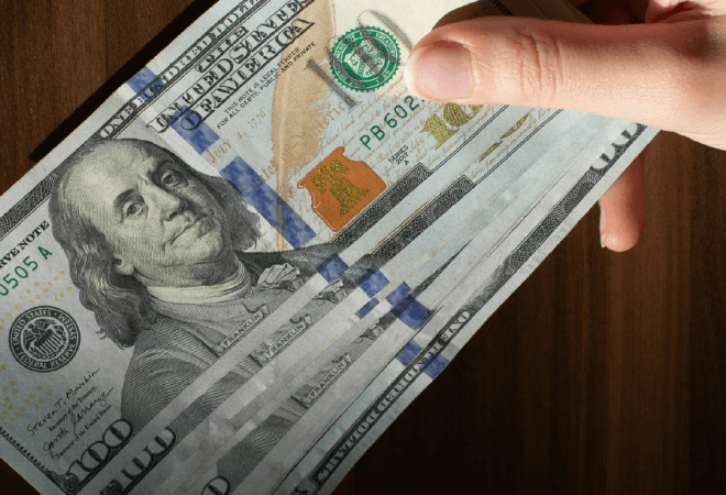 Казахстанцы сократили покупку долларов почти на 36% за месяц