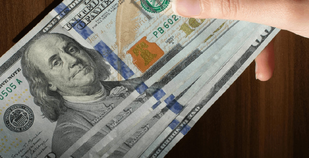 Казахстанцы сократили покупку долларов почти на 36% за месяц