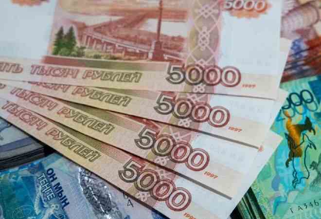 Спрос на наличные рубли в Казахстане почти сократился вдвое