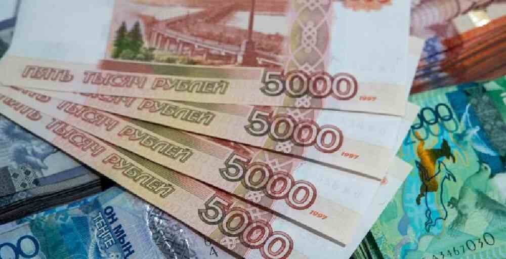 Спрос на наличные рубли в Казахстане почти сократился вдвое