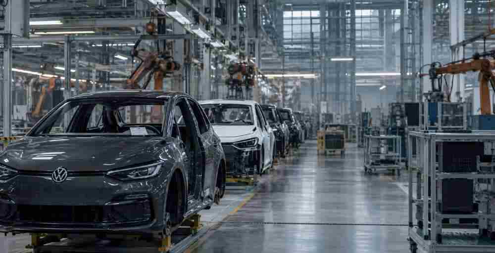 Volkswagen штатын қысқартып, зауыттарын жабуға 16 млрд еуро бөледі